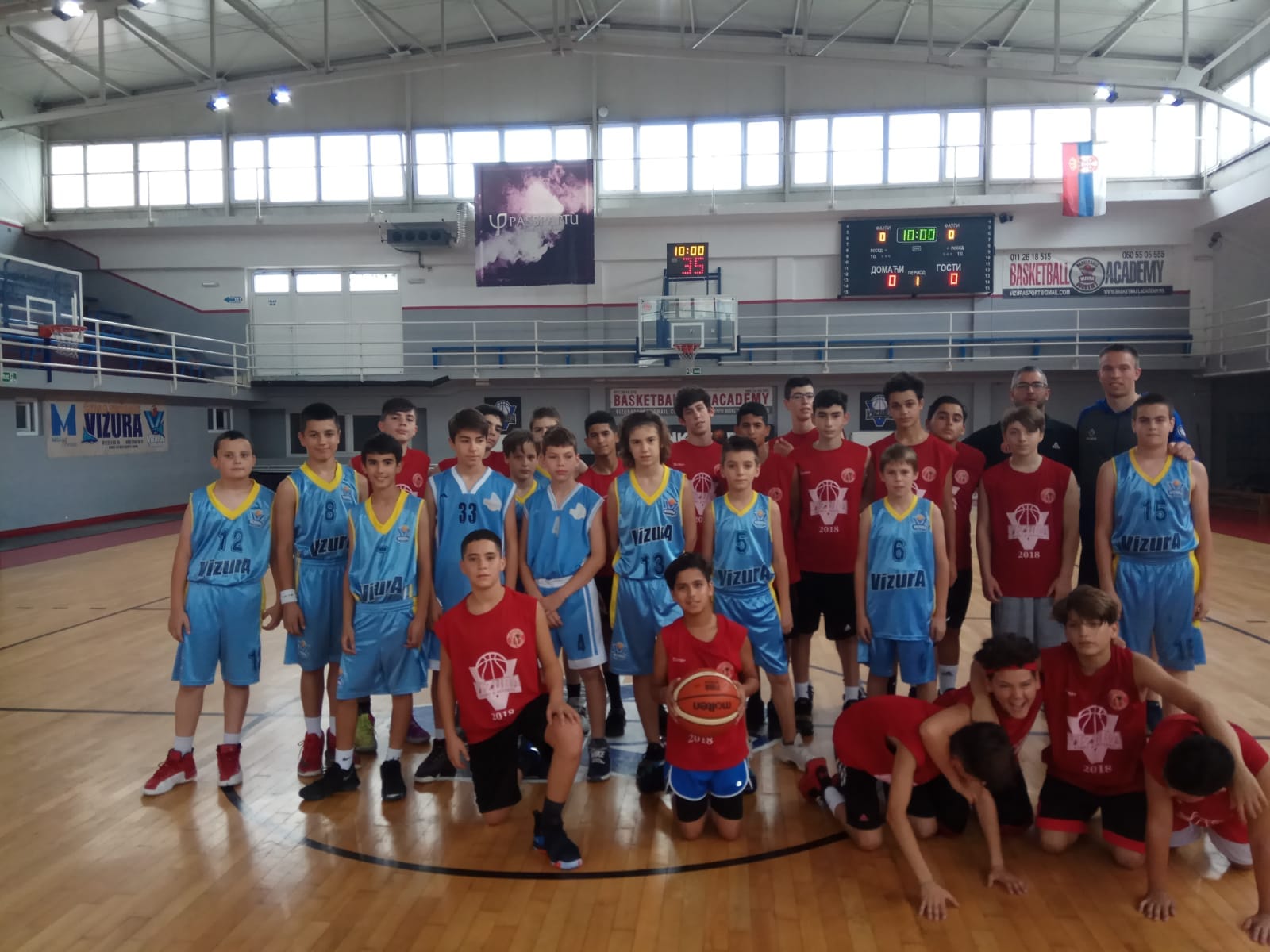 ילידי 2005 מעומר באדום עם ילדי קבוצת ויזורה מבלגראד. תמונה למזכרת (צילום: באדיבות המועדון) 